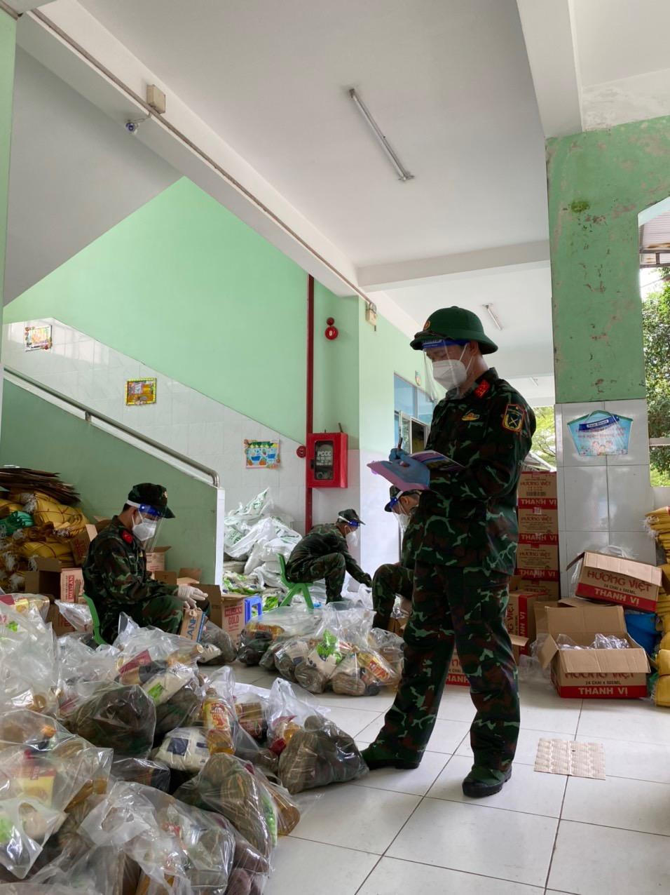 Gác nỗi niềm riêng, vợ chồng trẻ 'xông pha' trên tuyến đầu chống dịch