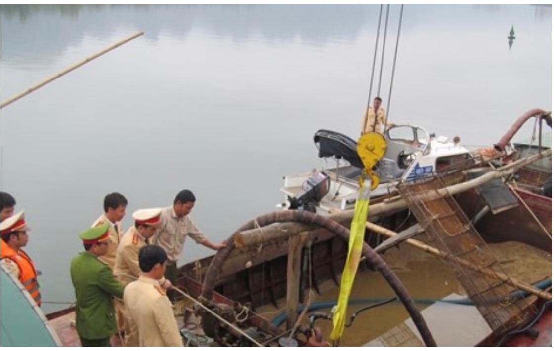 Phạt 4 đối tượng khai thác cát trái phép trên sông Kinh Thầy hơn 500 triệu đồng