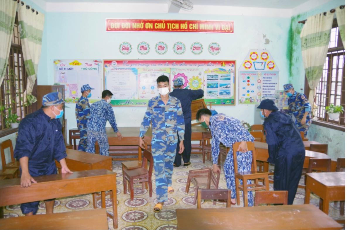 Cảnh sát biển vượt bão Côn Sơn ứng cứu kịp thời 18 thuyền viên gặp nạn trở về đất liền an toàn