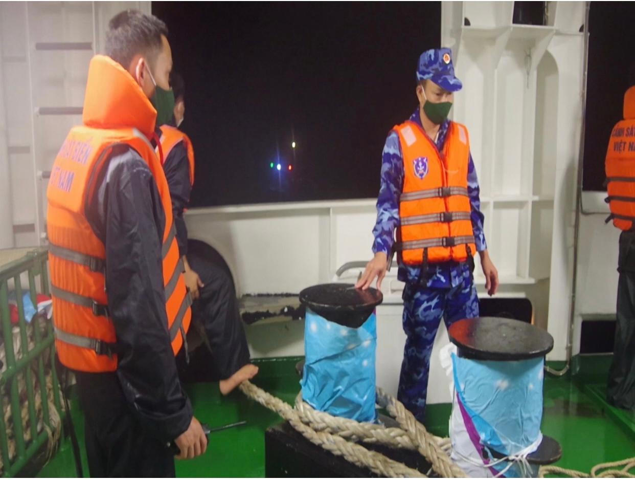 Cảnh sát biển vượt bão Côn Sơn ứng cứu kịp thời 18 thuyền viên gặp nạn trở về đất liền an toàn