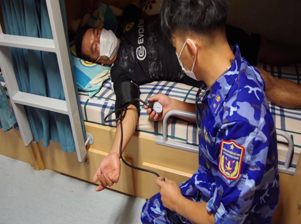 Cảnh sát biển vượt bão Côn Sơn ứng cứu kịp thời 18 thuyền viên gặp nạn trở về đất liền an toàn