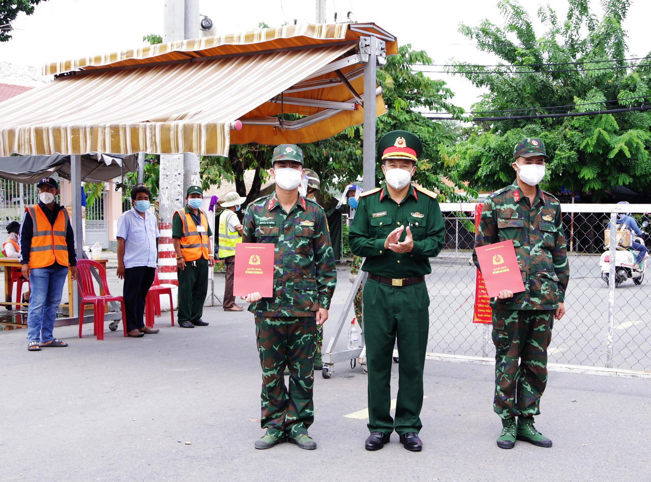 (Sư đoàn 9, Quân đoàn 4) trao quyết định, bổ nhiệm cán bộ trong điều kiện và nhiệm vụ đặc biệt