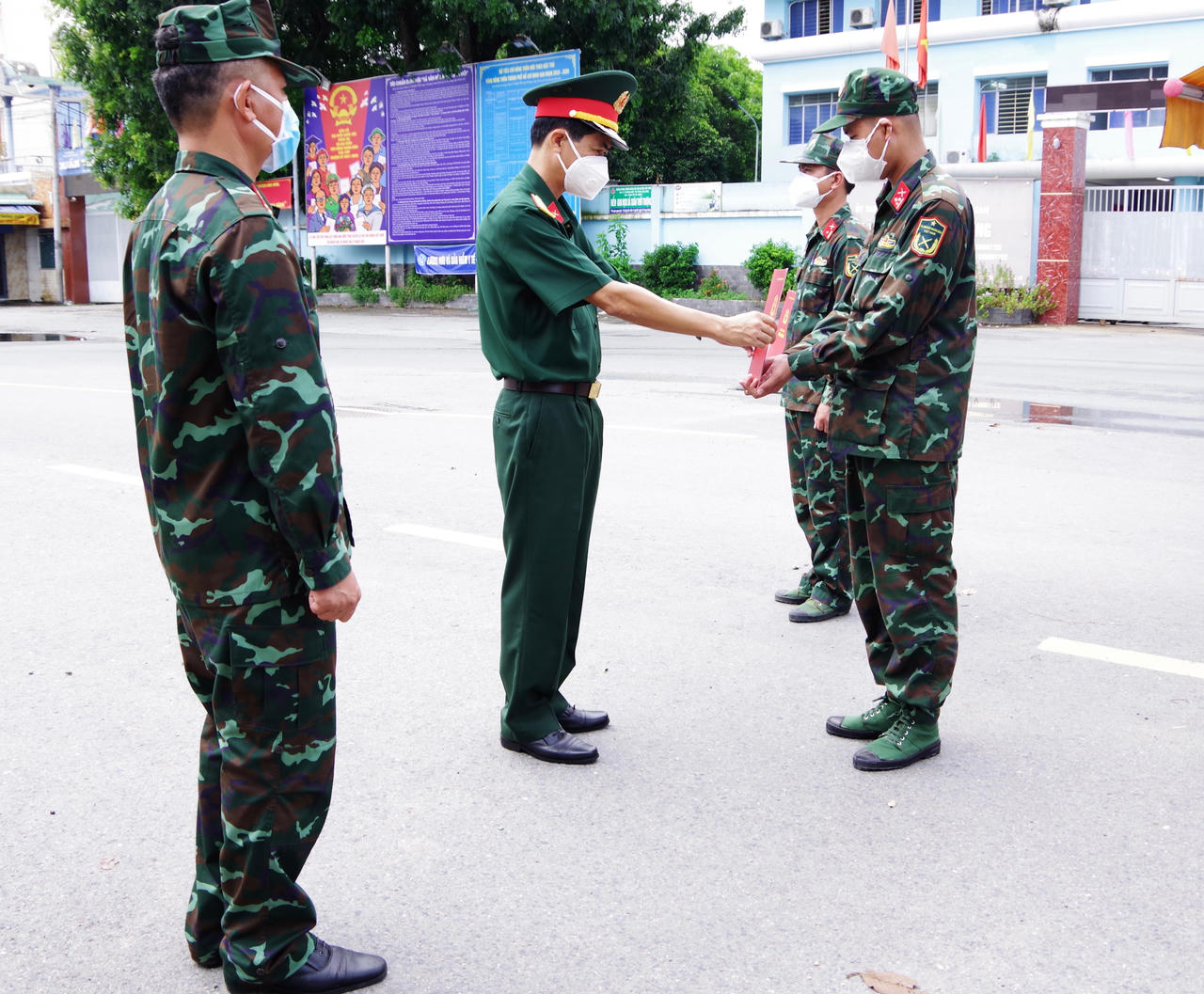 (Sư đoàn 9, Quân đoàn 4) trao quyết định, bổ nhiệm cán bộ trong điều kiện và nhiệm vụ đặc biệt