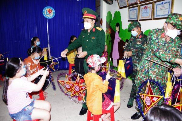 Bộ đội tự tay làm quà Trung thu tặng trẻ cơ nhỡ, mồ côi ở TP HCM