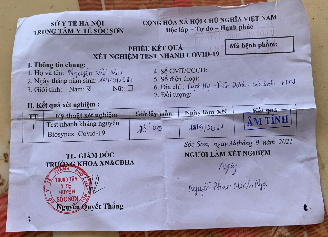 Lái xe luồng xanh tự sửa ngày trên phiếu xét nghiệm để qua chốt