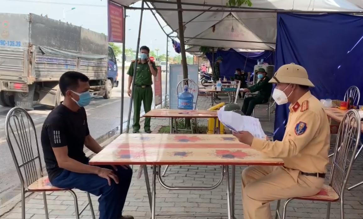 Lái xe luồng xanh tự sửa ngày trên phiếu xét nghiệm để qua chốt