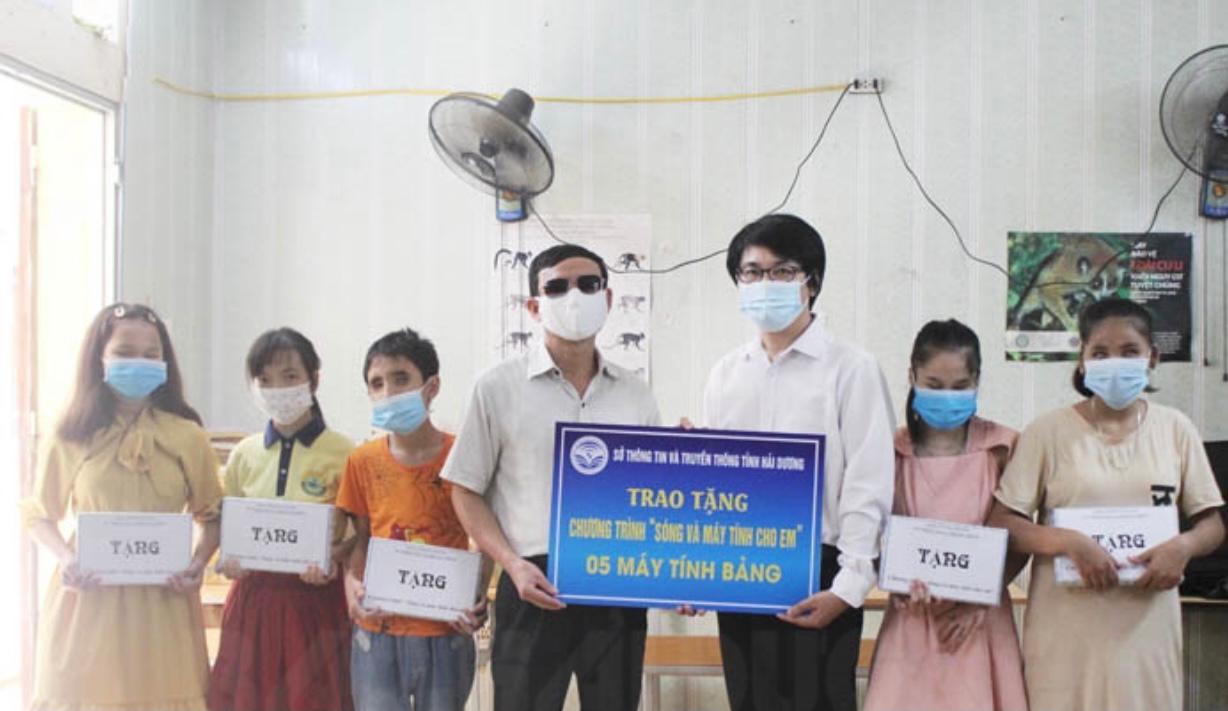 Học sinh khiếm thị Hải Dương được hỗ trợ máy tính bảng và bộ phát sóng wifi