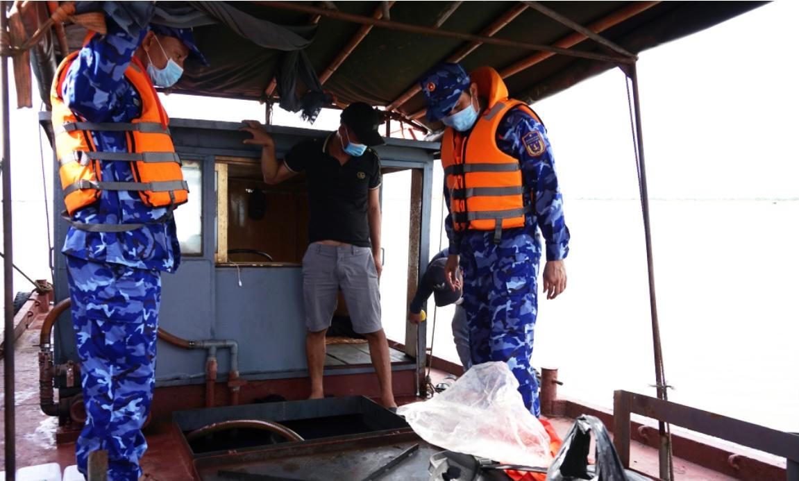 Bộ Tư lệnh Vùng Cảnh sát biển 1 bắt giữ vụ vận chuyển gà giống trên biển