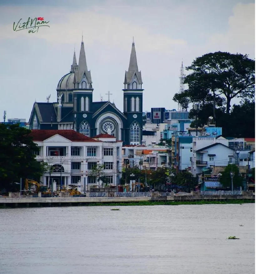 Nhà thờ đẹp bậc nhất tỉnh Bình Dương, lung linh như tòa lâu đài khi đêm về