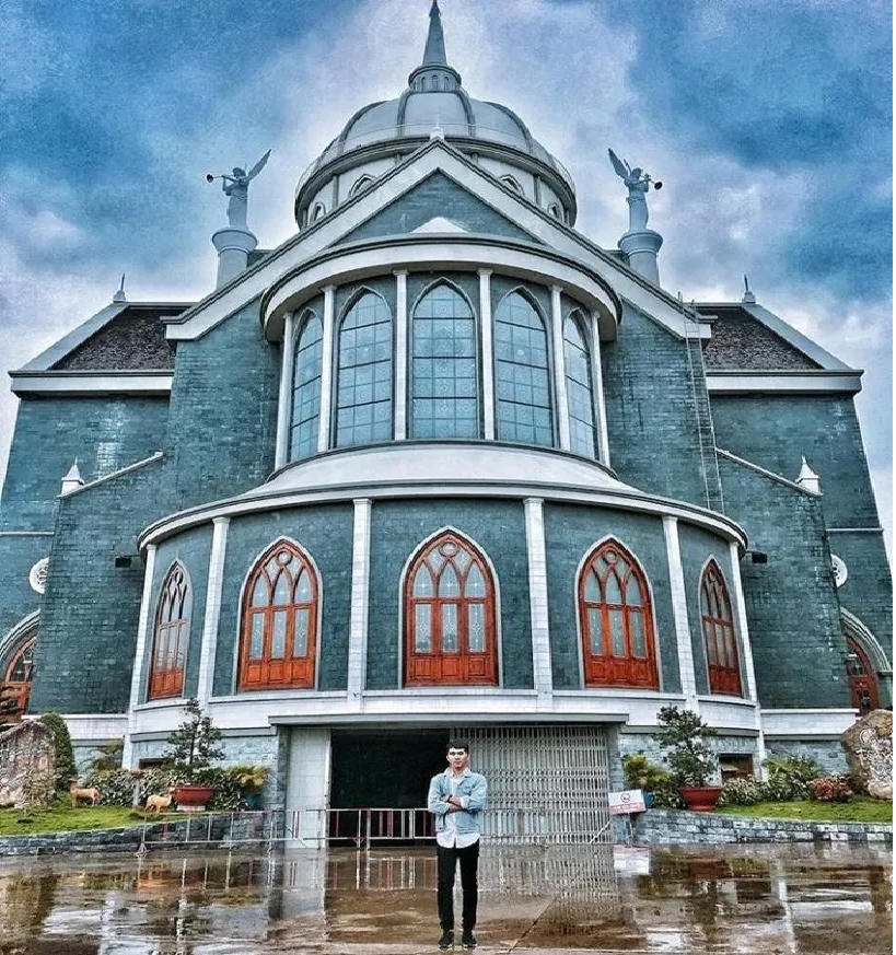 Nhà thờ đẹp bậc nhất tỉnh Bình Dương, lung linh như tòa lâu đài khi đêm về