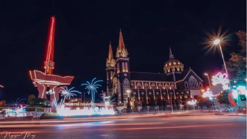 Nhà thờ đẹp bậc nhất tỉnh Bình Dương, lung linh như tòa lâu đài khi đêm về