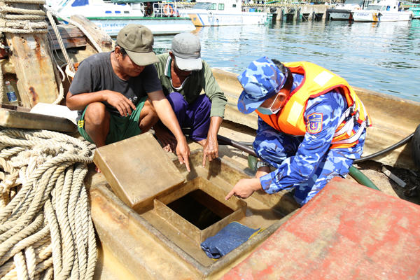 Cảnh sát biển ngăn chặn hành vi vận chuyển dầu DO trái phép trên biển 
