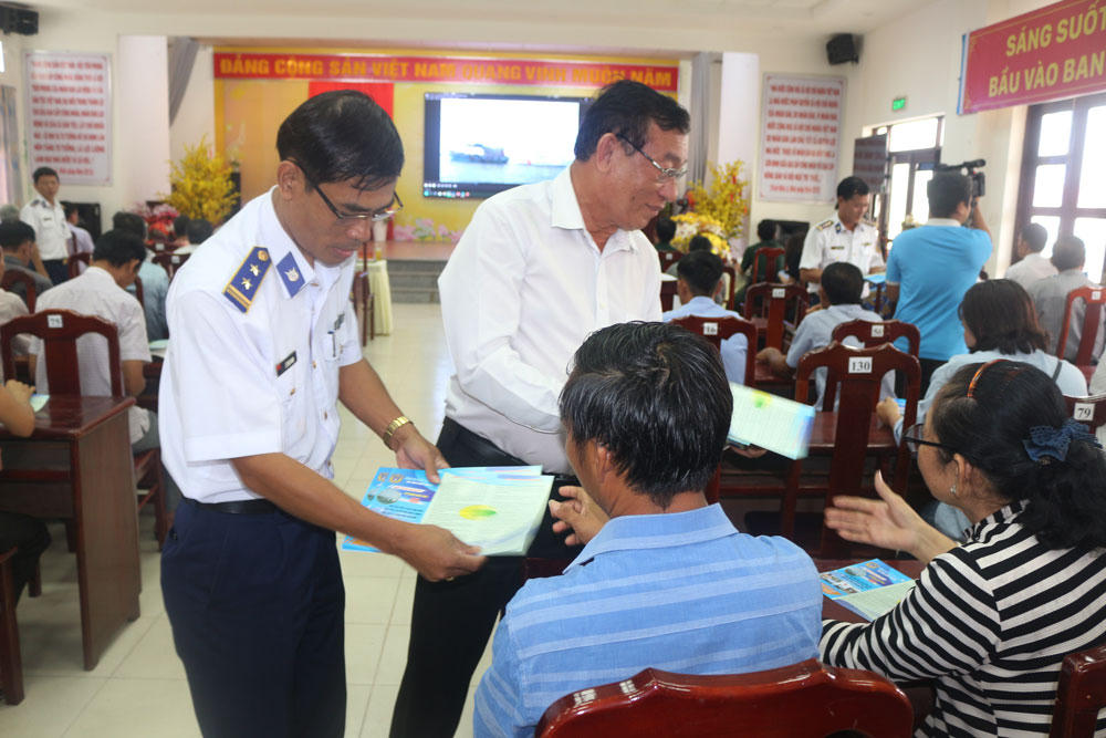 Cảnh sát biển ngăn chặn hành vi vận chuyển dầu DO trái phép trên biển 