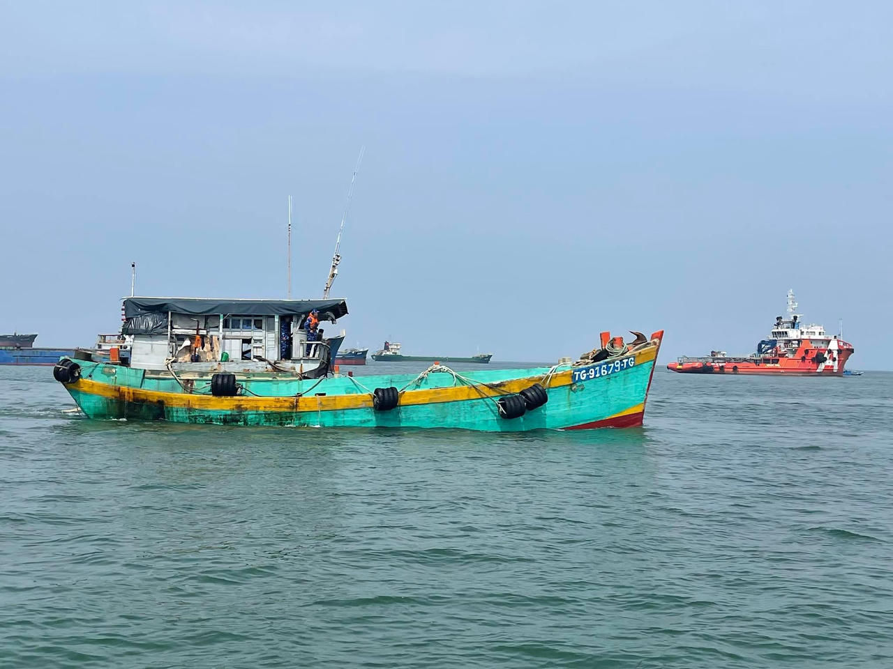 Cảnh sát biển phát hiện, bắt giữ nhiều tàu chở trái phép dầu DO với số lượng lớn