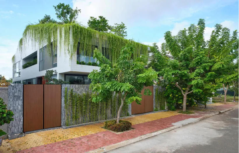 Nhà 3 tầng gây thương nhớ với 'khu vườn trên mây'