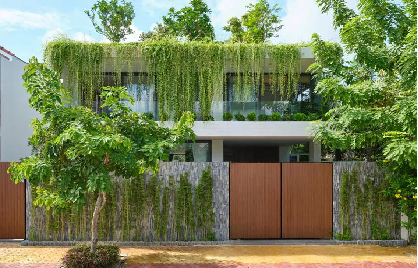 Nhà 3 tầng gây thương nhớ với 'khu vườn trên mây'