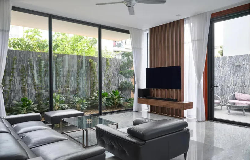 Nhà 3 tầng gây thương nhớ với 'khu vườn trên mây'