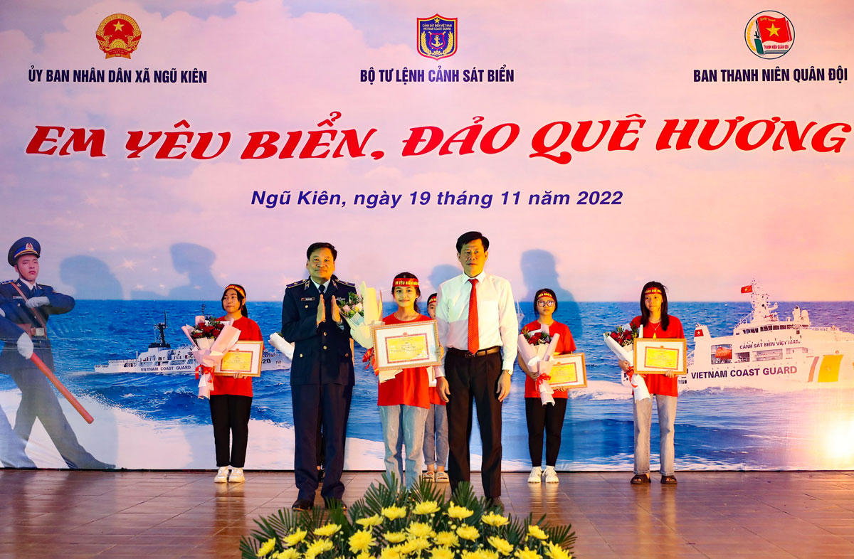 Cảnh sát biển xây dựng lòng yêu nước cho học sinh thông qua Cuộc thi "Em yêu biển, đảo quê hương"