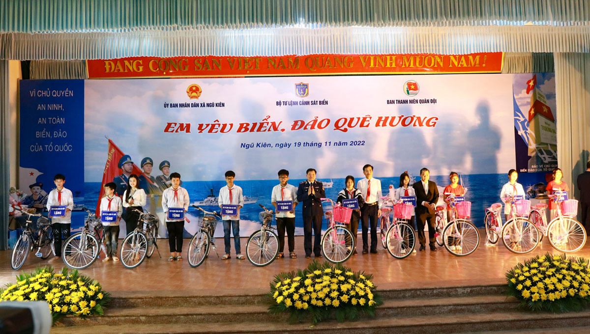 Cảnh sát biển xây dựng lòng yêu nước cho học sinh thông qua Cuộc thi "Em yêu biển, đảo quê hương"