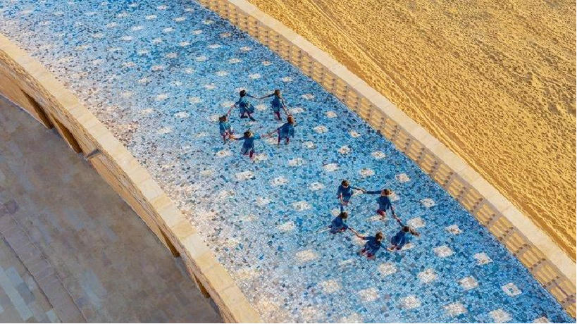 Có gì đặc biệt ở ngôi trường nằm giữa sa mạc gần 50 độ C vẫn mát mẻ quanh năm?