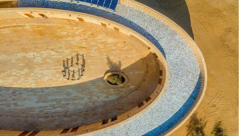 Có gì đặc biệt ở ngôi trường nằm giữa sa mạc gần 50 độ C vẫn mát mẻ quanh năm?