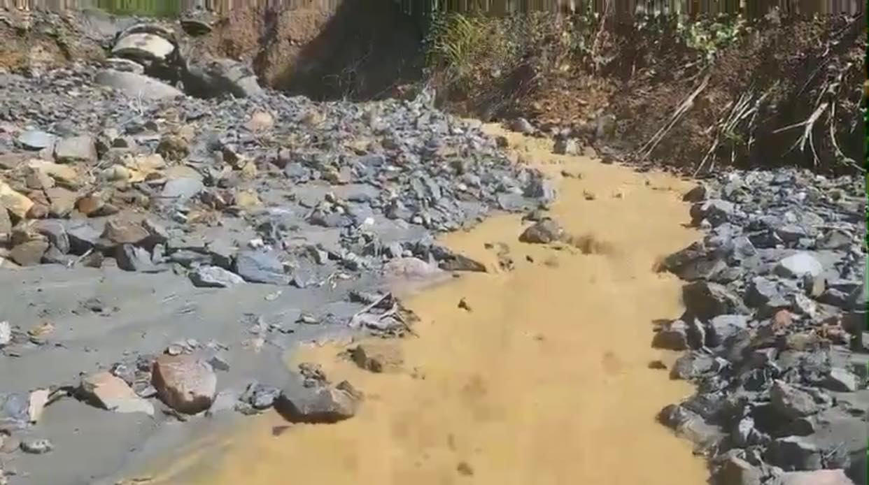 Tái diễn tình trạng xả thải gây ô nhiễm nước suối tại xã Thần Sa 