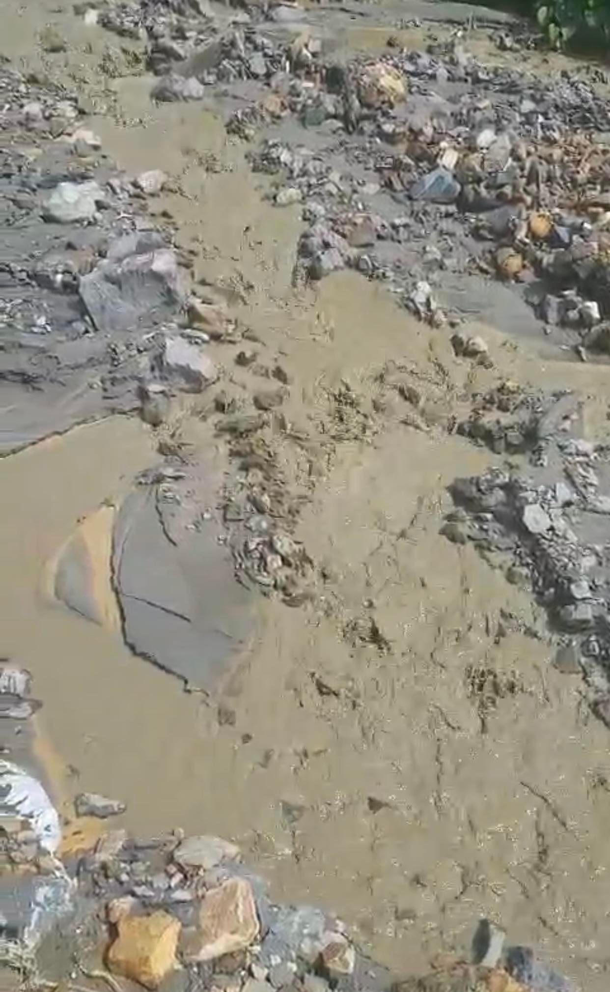 Tái diễn tình trạng xả thải gây ô nhiễm nước suối tại xã Thần Sa 