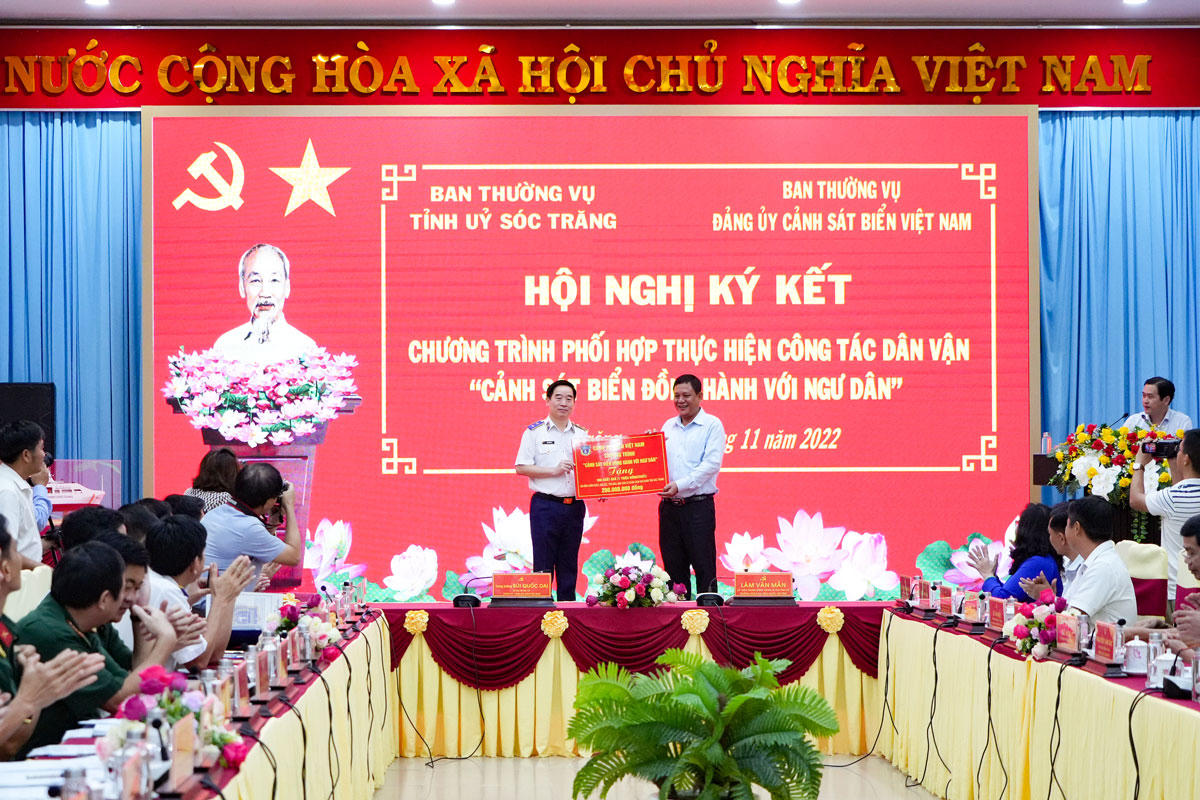 Cảnh sát biển thực hiện công tác dân vận "Cảnh sát biển với đồng bào dân tộc, tôn giáo "