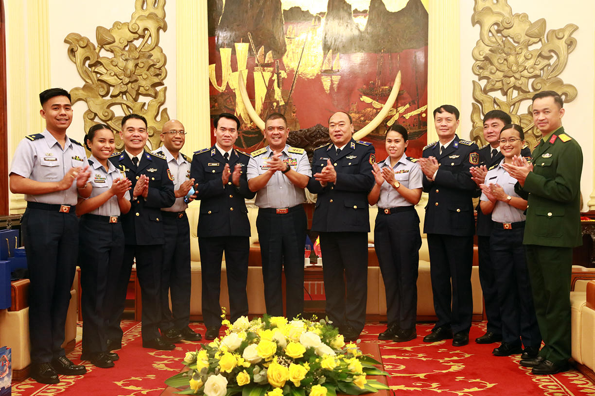 Cảnh sát biển Việt Nam gặp xã giao vào trao đổi song phương với đại diện một số nước