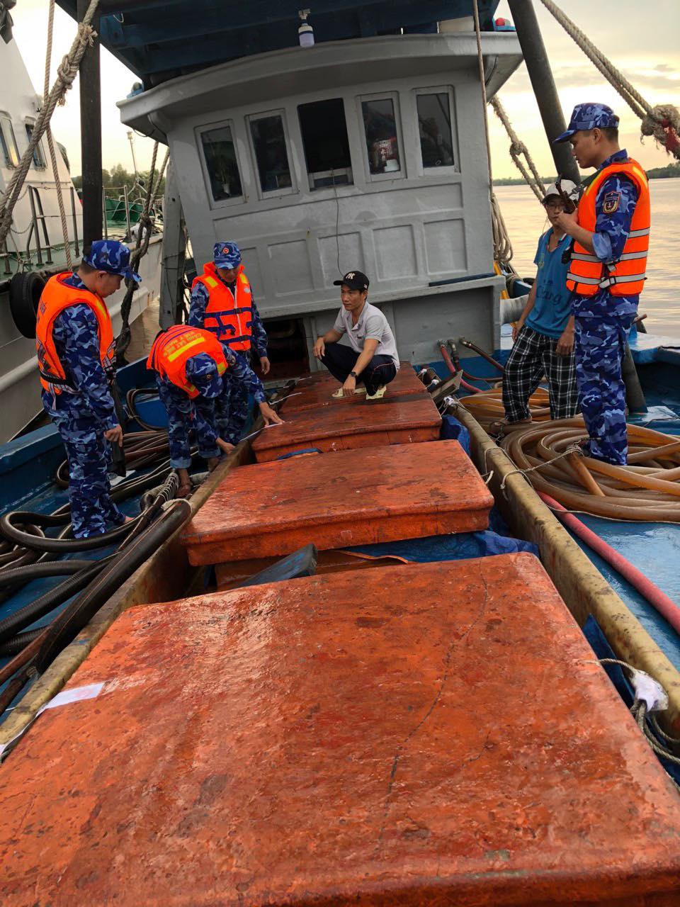 Cảnh sát biển bắt giữ tàu chở dầu DO không rõ nguồn gốc 