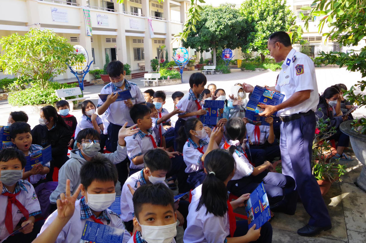 Đoàn Trinh sát số 2 tuyên truyền pháp luật cho gần 1.000 cán bộ, giáo viên và học sinh