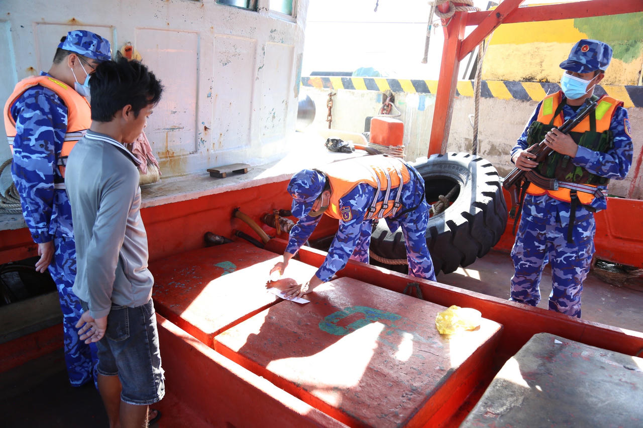 Bắt giữ tàu chở khoảng 70.000 lít dầu DO không rõ nguồn gốc