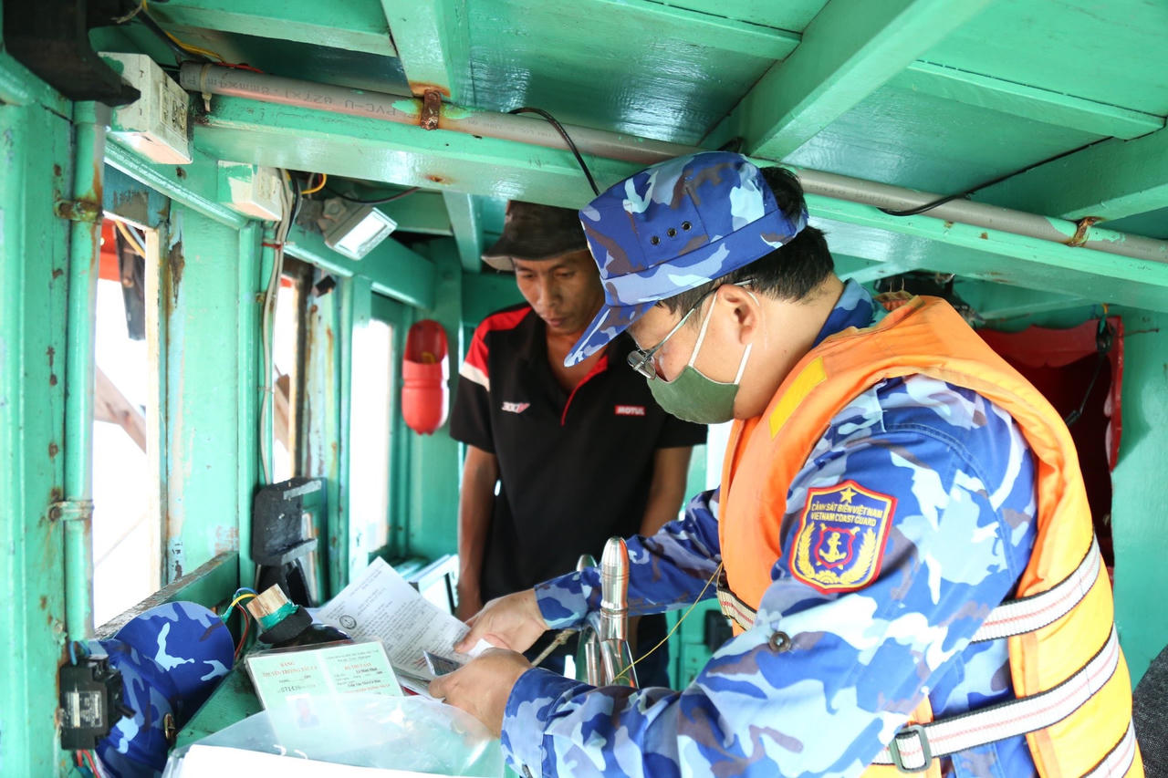 Bắt giữ tàu chở khoảng 70.000 lít dầu DO không rõ nguồn gốc