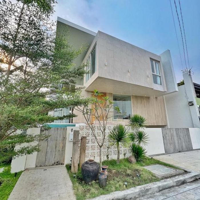 Thiết kế nhà hình hộp, có bể bơi trên cao cực ấn tượng