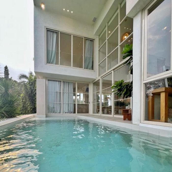 Thiết kế nhà hình hộp, có bể bơi trên cao cực ấn tượng