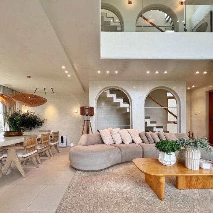 Thiết kế nhà hình hộp, có bể bơi trên cao cực ấn tượng