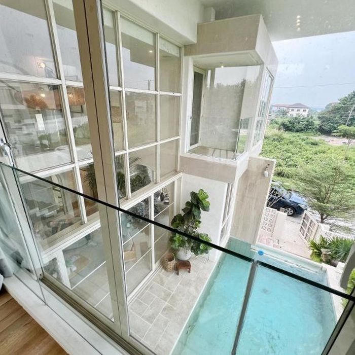 Thiết kế nhà hình hộp, có bể bơi trên cao cực ấn tượng