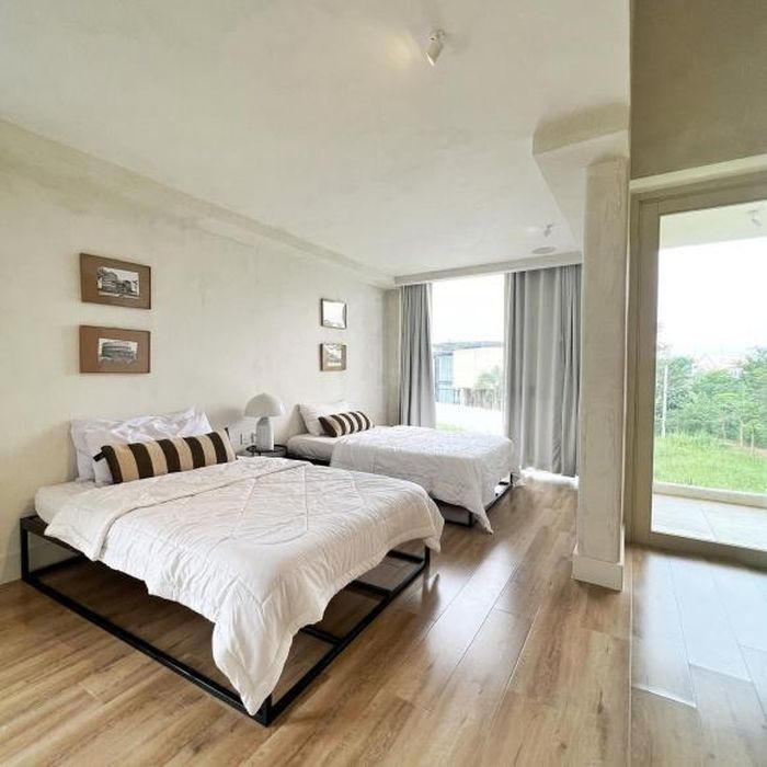 Thiết kế nhà hình hộp, có bể bơi trên cao cực ấn tượng