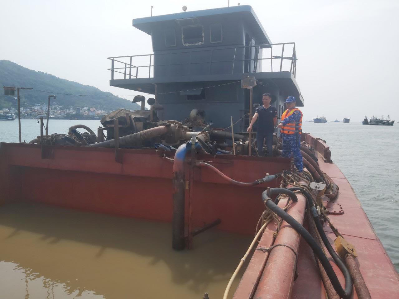 Đoàn Trinh sát số 2 bắt giữ tàu khai thác cát trái phép