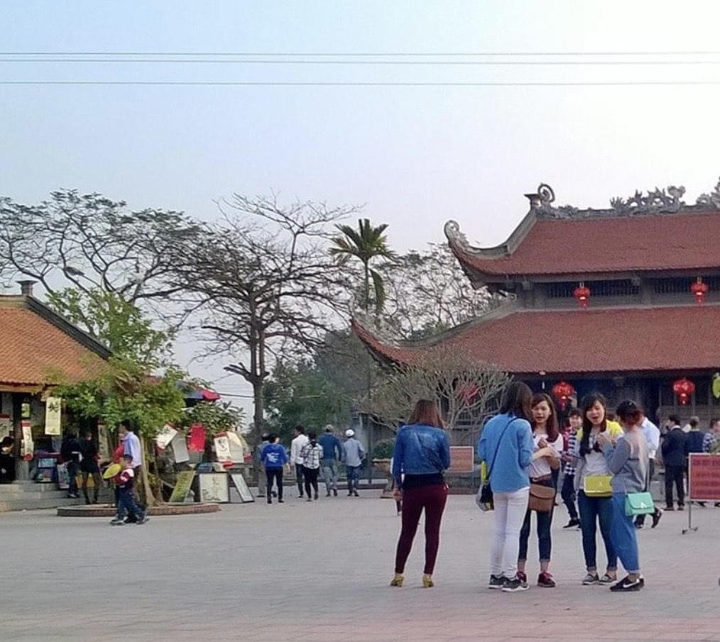 Đầu năm tấp nập khách về đền Bia – Cẩm Giàng xin chữ, cầu may