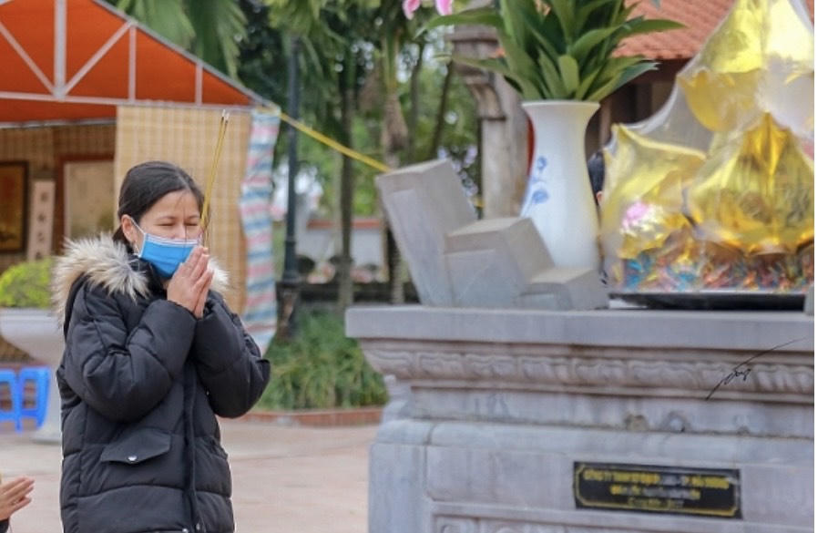 Đầu năm tấp nập khách về đền Bia – Cẩm Giàng xin chữ, cầu may