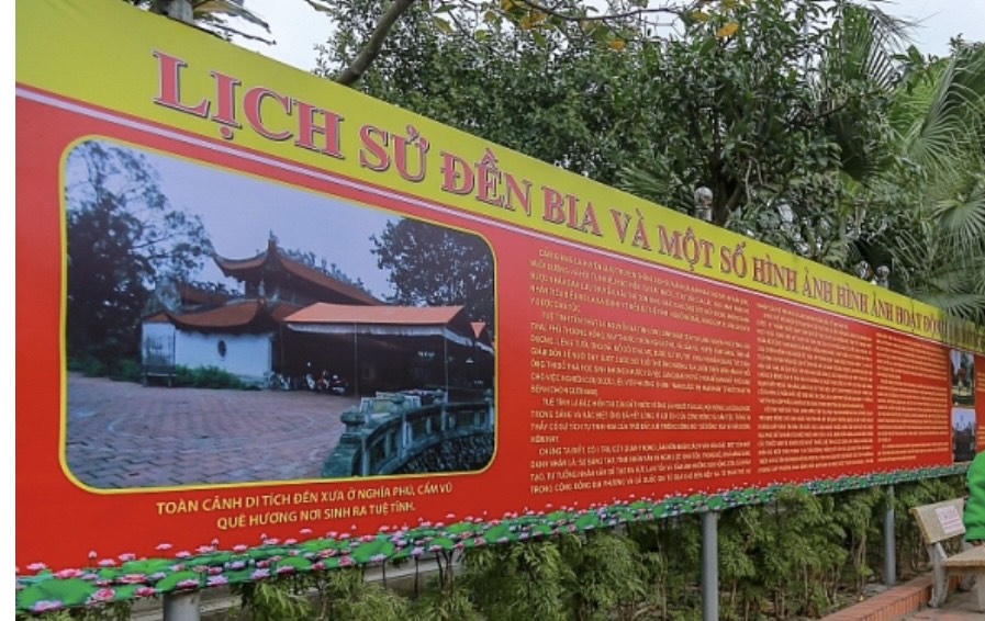 Đầu năm tấp nập khách về đền Bia – Cẩm Giàng xin chữ, cầu may