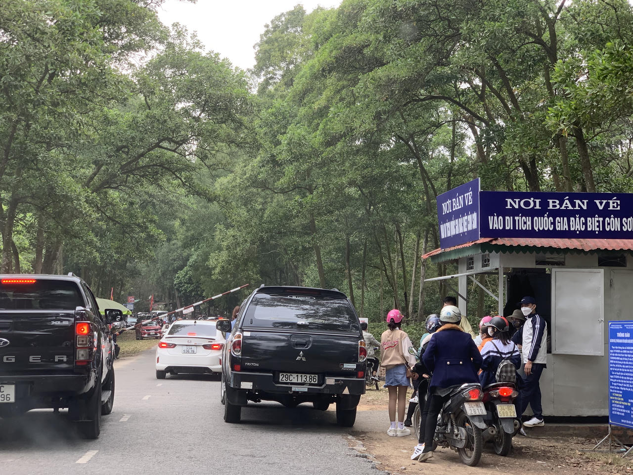 Hàng ngàn người đến Chùa Côn Sơn du xuân dịp đầu xuân năm mới