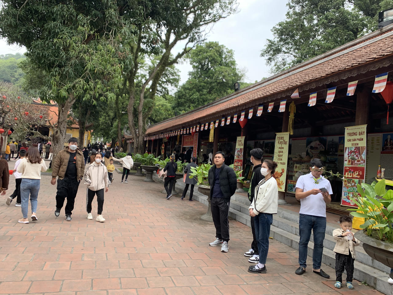 Hàng ngàn người đến Chùa Côn Sơn du xuân dịp đầu xuân năm mới