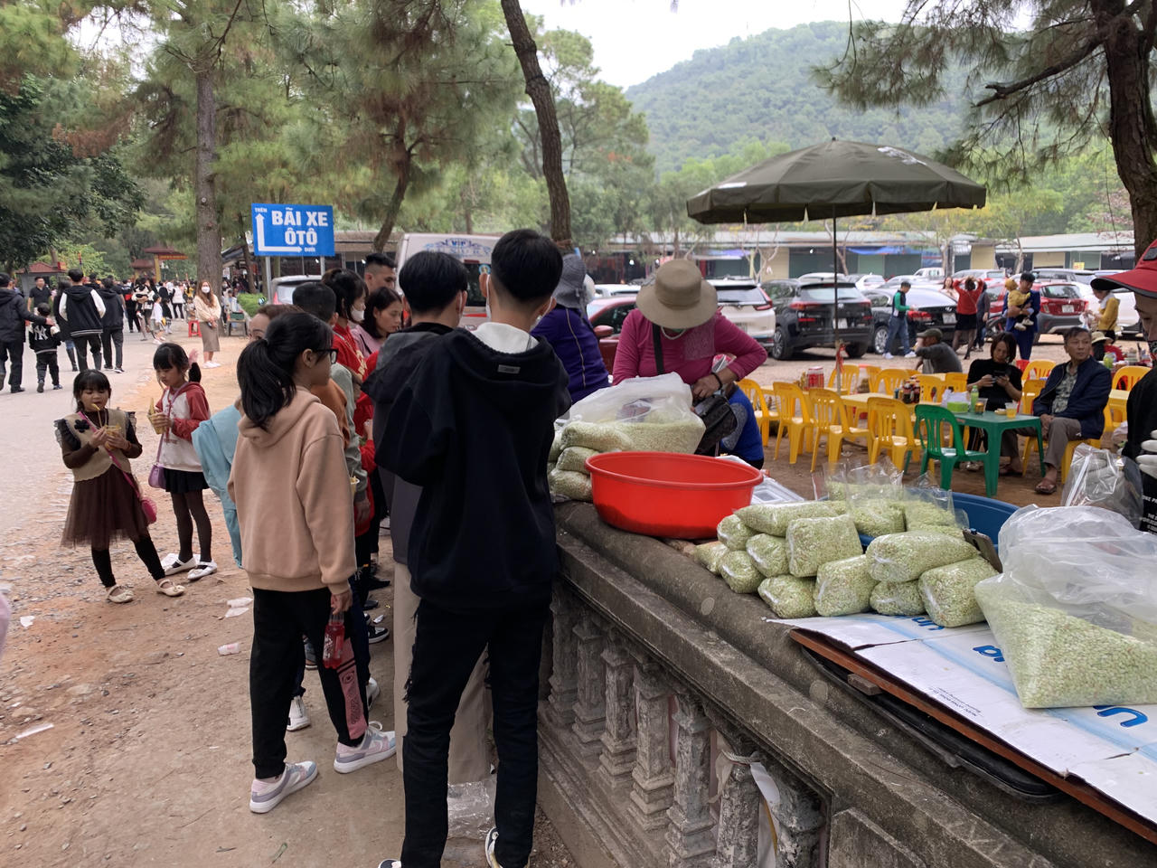 Hàng ngàn người đến Chùa Côn Sơn du xuân dịp đầu xuân năm mới