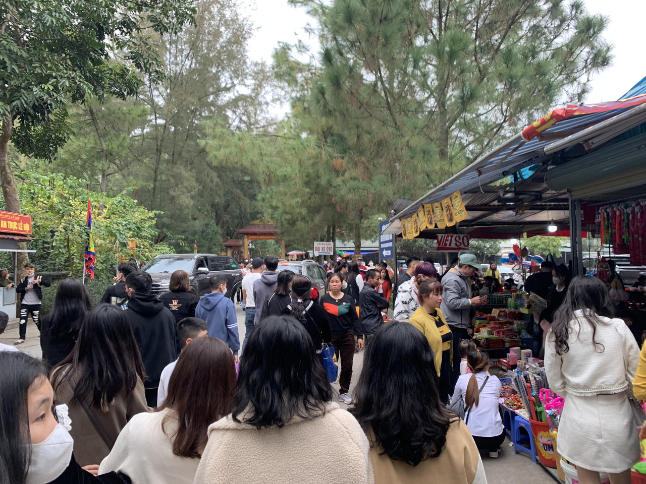 Hàng ngàn người đến Chùa Côn Sơn du xuân dịp đầu xuân năm mới