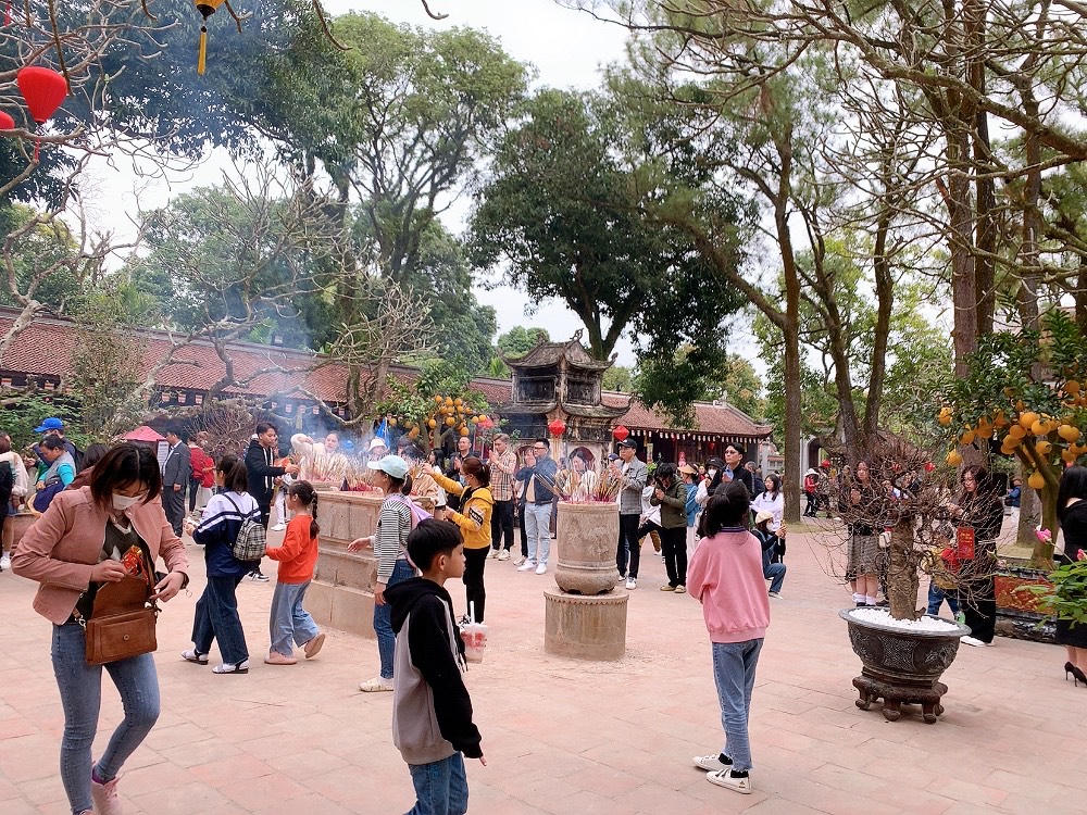 Hàng ngàn người đến Chùa Côn Sơn du xuân dịp đầu xuân năm mới