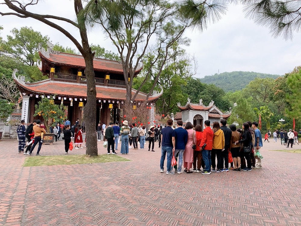 Hàng ngàn người đến Chùa Côn Sơn du xuân dịp đầu xuân năm mới