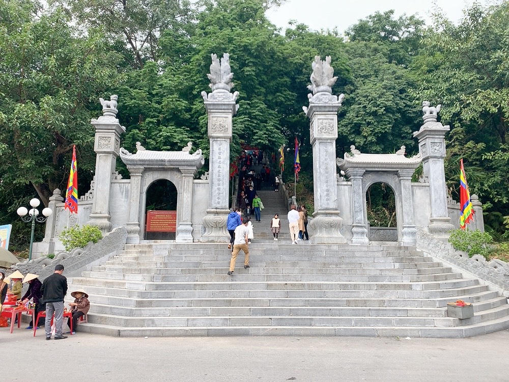 Đền Cao – Chí Linh: Người dân nô nức đi lễ những ngày đầu năm