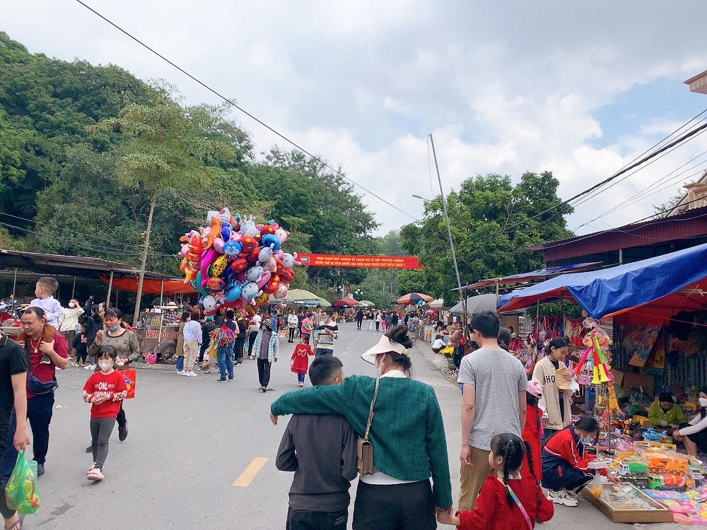 Đền Cao – Chí Linh: Người dân nô nức đi lễ những ngày đầu năm